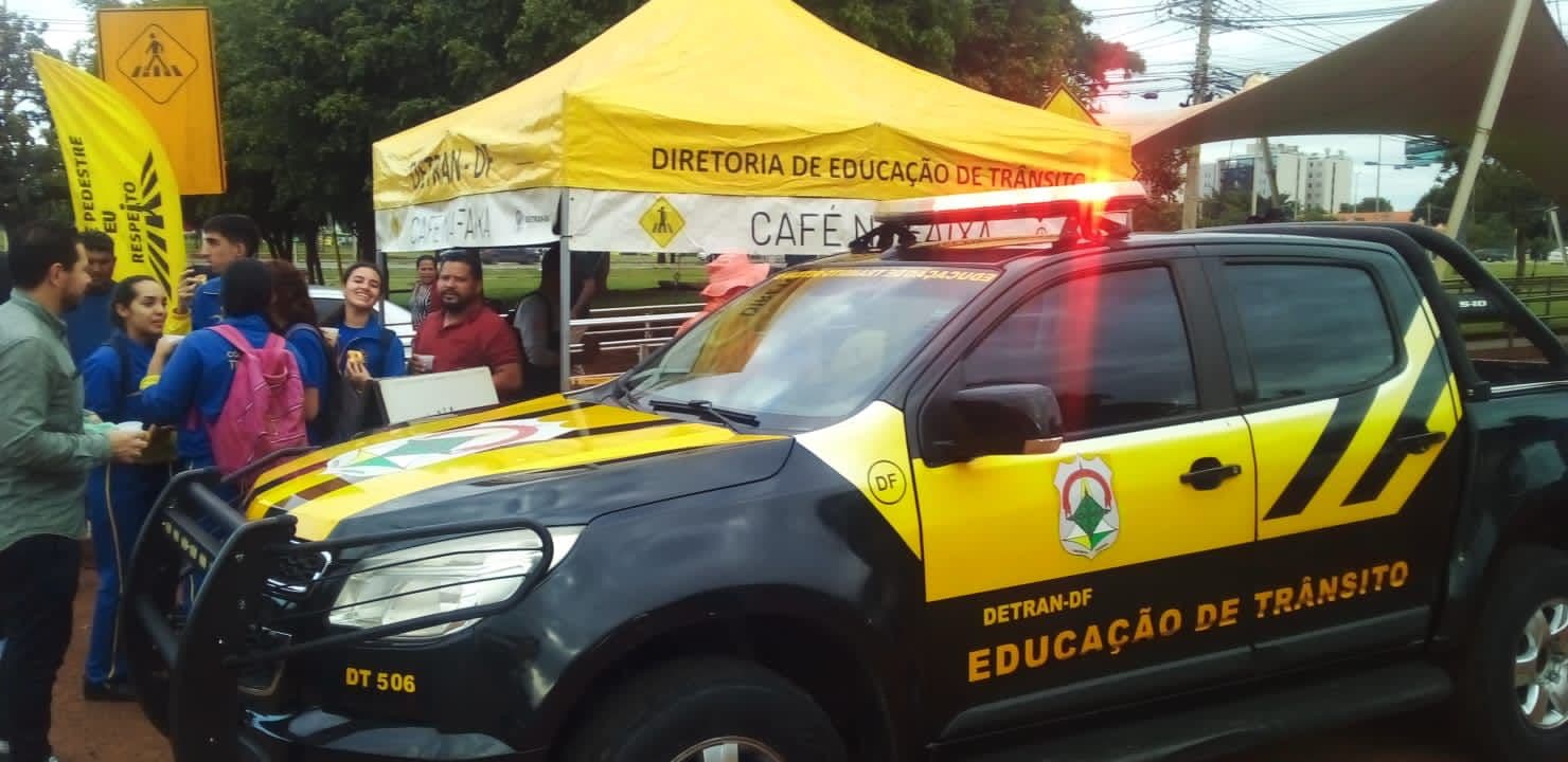 Mais de 100 pessoas participam de ação educativa de trânsito