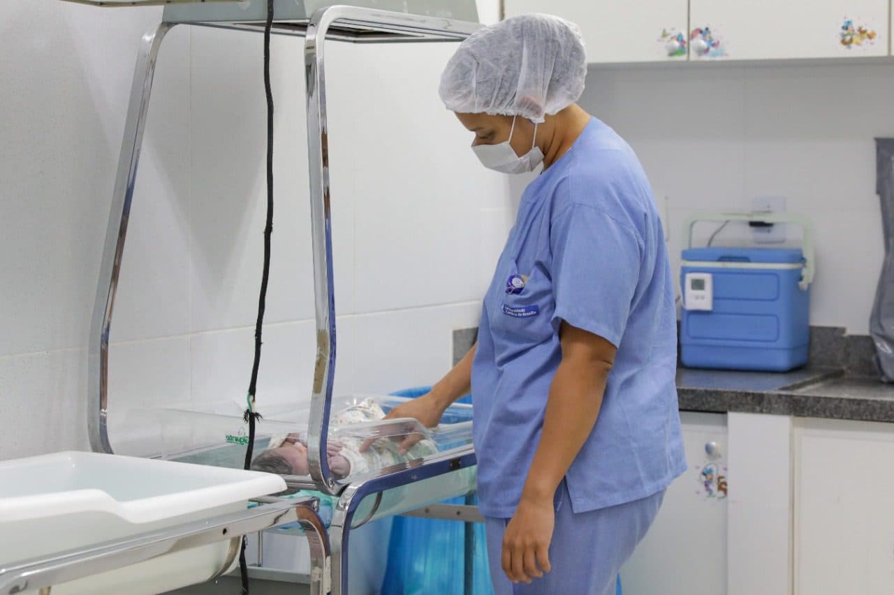 Contratos de 1,4 mil servidores temporários da saúde serão renovados