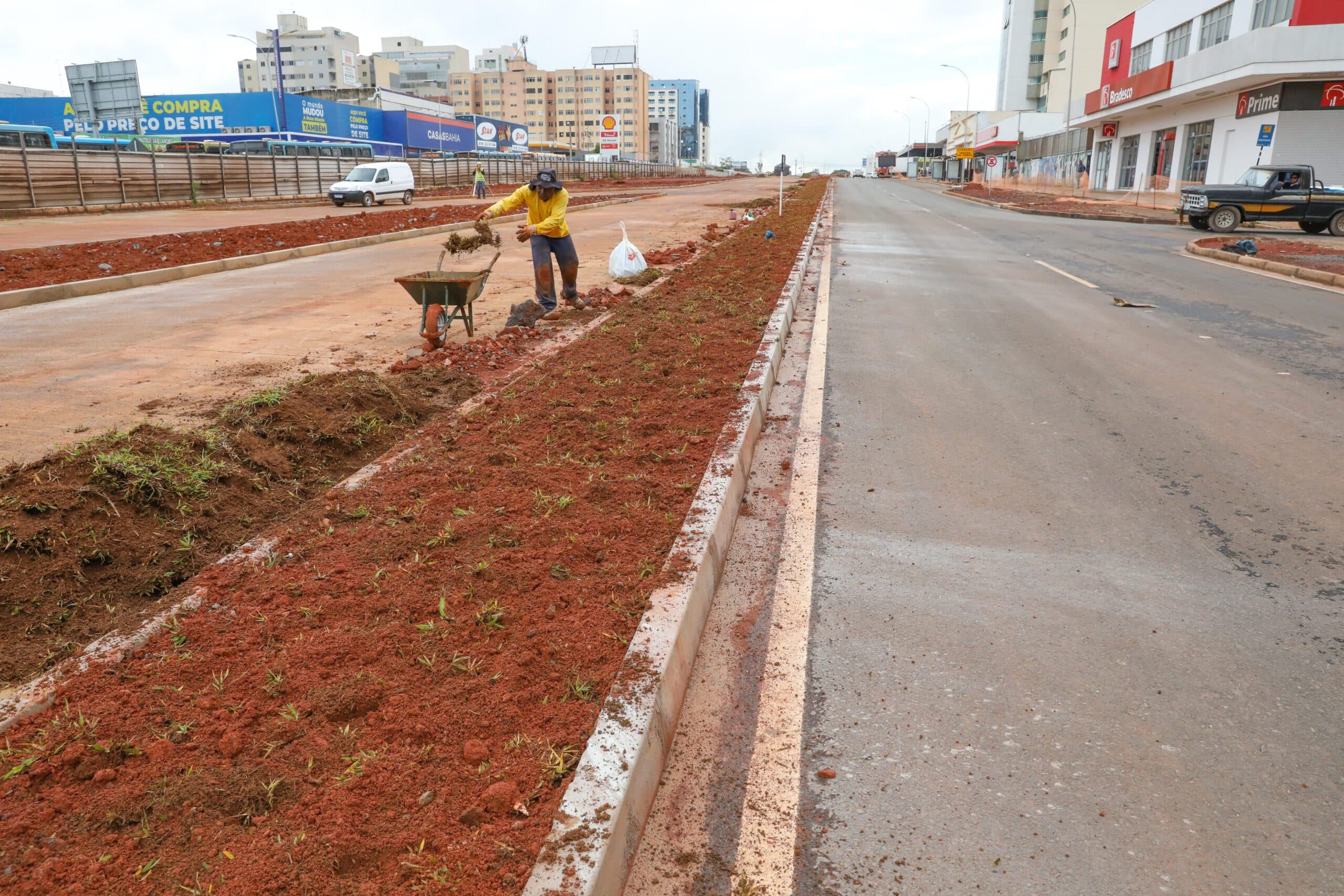 Começa plantio de grama nos canteiros do boulevard do Túnel de Taguatinga