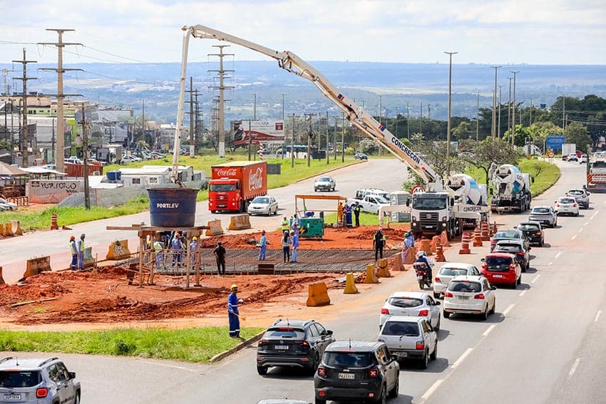 Lajes do viaduto do Riacho Fundo começam a ser concretadas