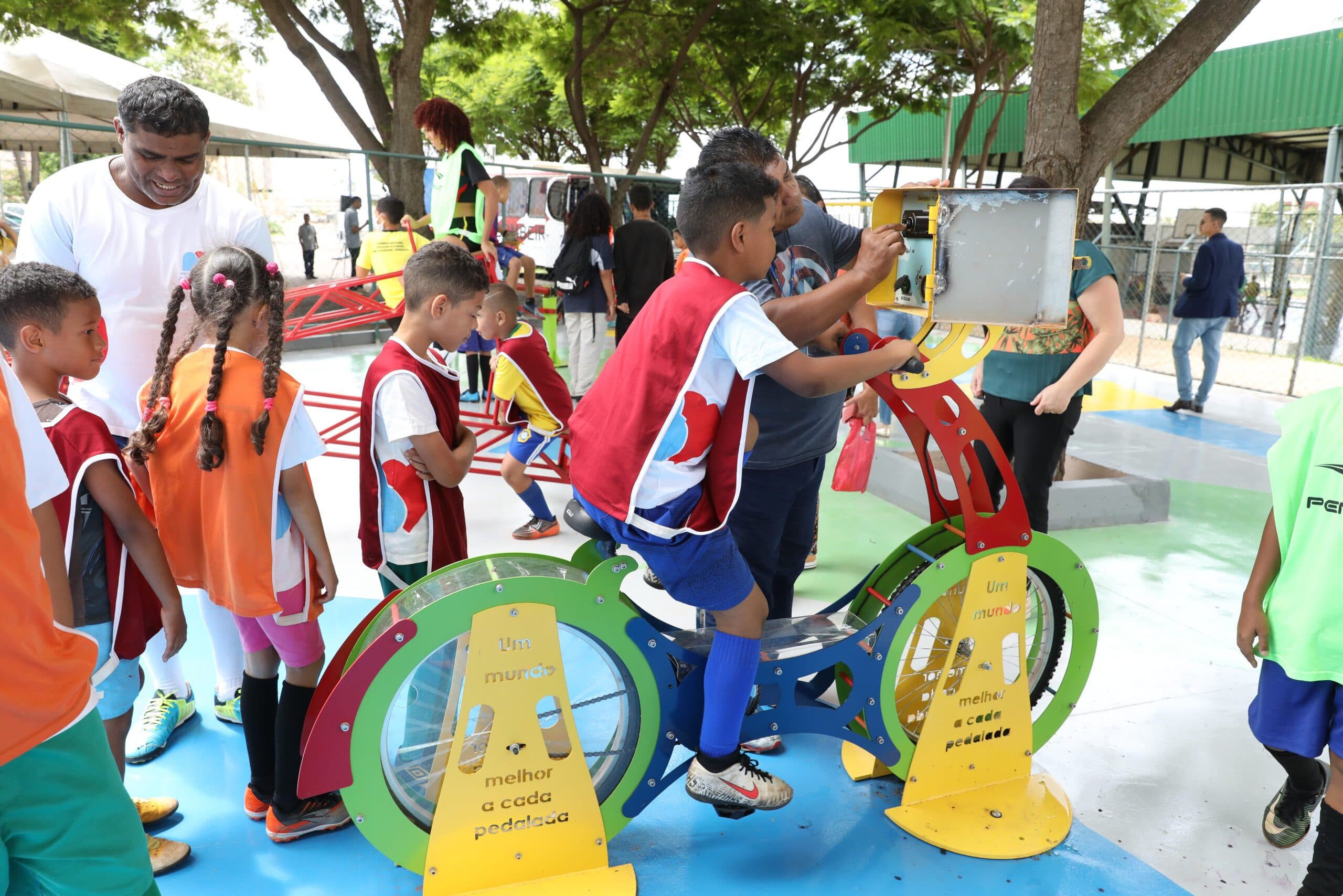 Praça da Ciência, em Ceilândia, oferece brinquedos que divertem e ensinam
