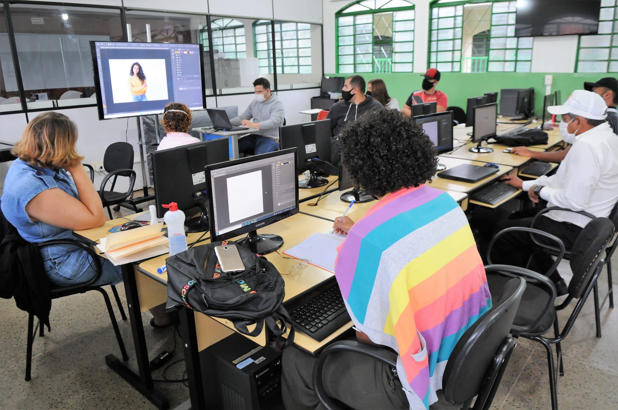 Cursos oferecem formação profissional e inclusão digital gratuitamente