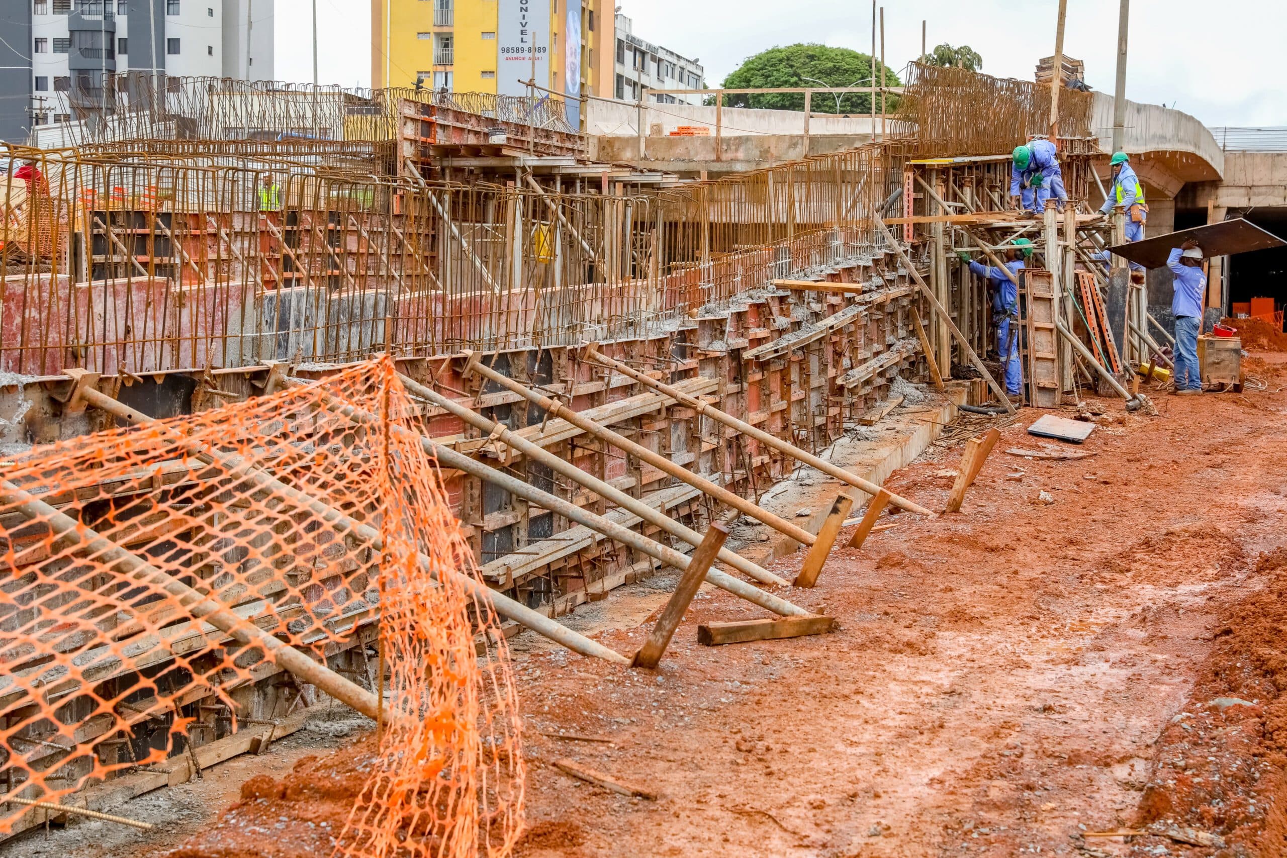 Muros da pista do BRT do Túnel de Taguatinga têm 60 m concretados