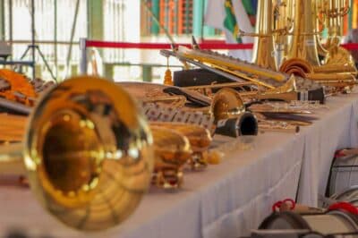CEF 19, em Taguatinga, recebe instrumentos musicais