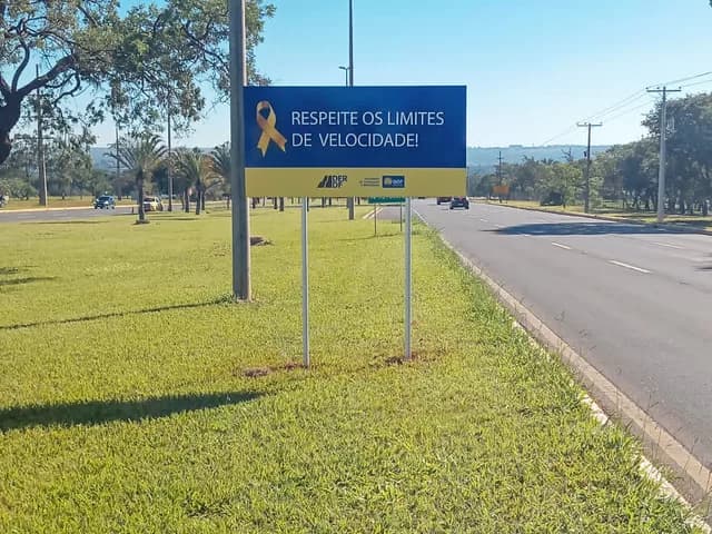 Placas educativas marcam presença nas vias do DF no Maio Amarelo
