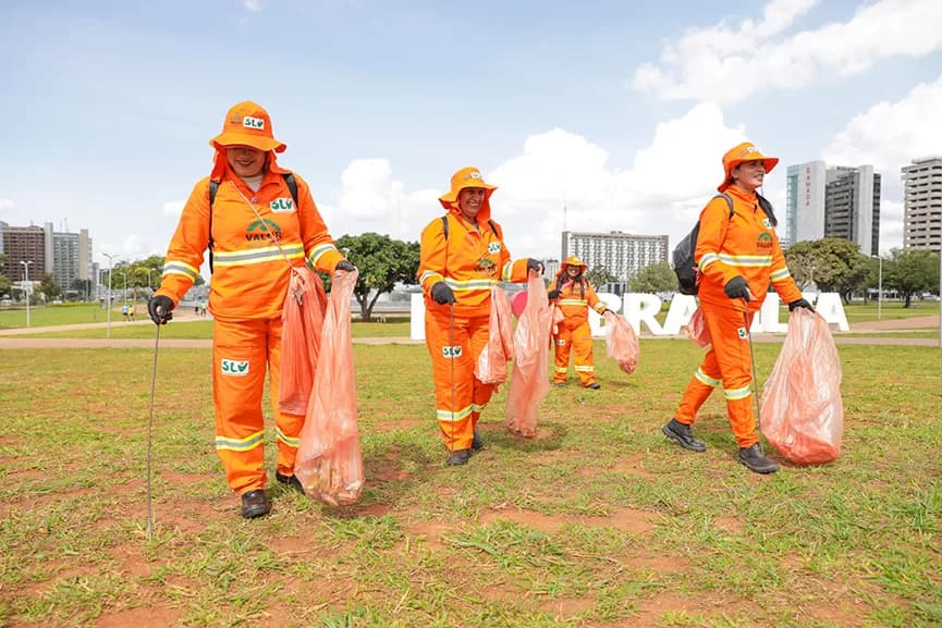Dia do Gari: DF reúne mais de 5 mil profissionais de limpeza urbana