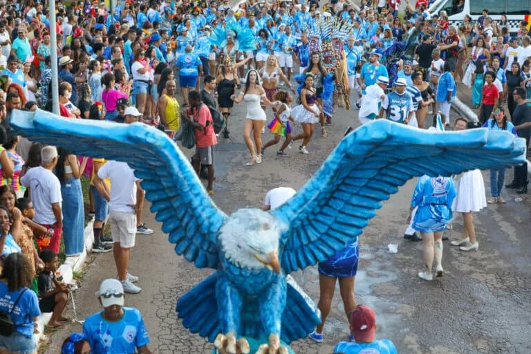 Após quase uma década, escolas de samba voltam à passarela nesta sexta