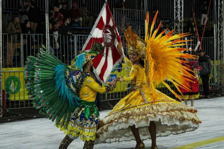 Escolas de samba fecham desfile e reforçam diversidade presente na capital
