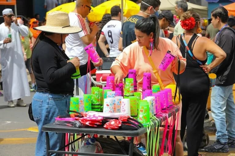 Desfile das escolas de samba do DF terá 40 vagas para ambulantes