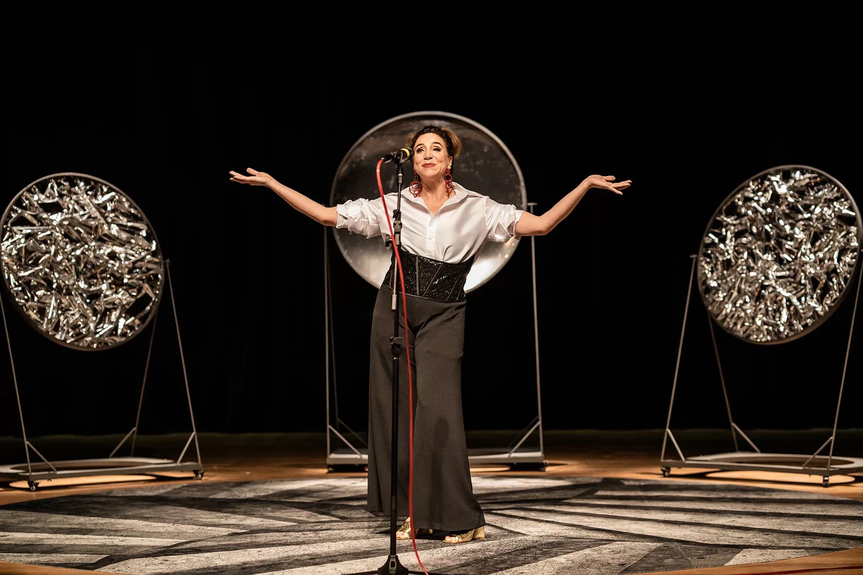 Marisa Orth apresenta o espetáculo Bárbara