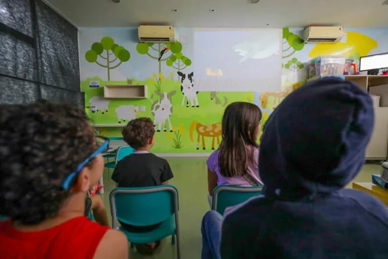 Cinema ajuda a acalmar crianças que aguardam atendimento no HCB