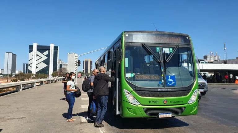 Lei garante gratuidade no transporte público para quem tem mais de 60 anos