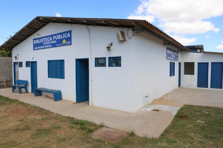 Biblioteca e acesso livre à internet para a população da Estrutural