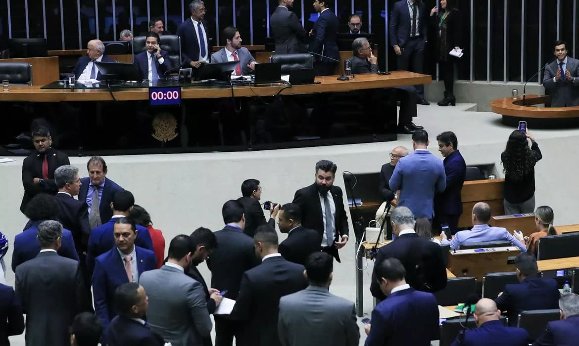 Sem relatório, votação do arcabouço fiscal fica para agosto