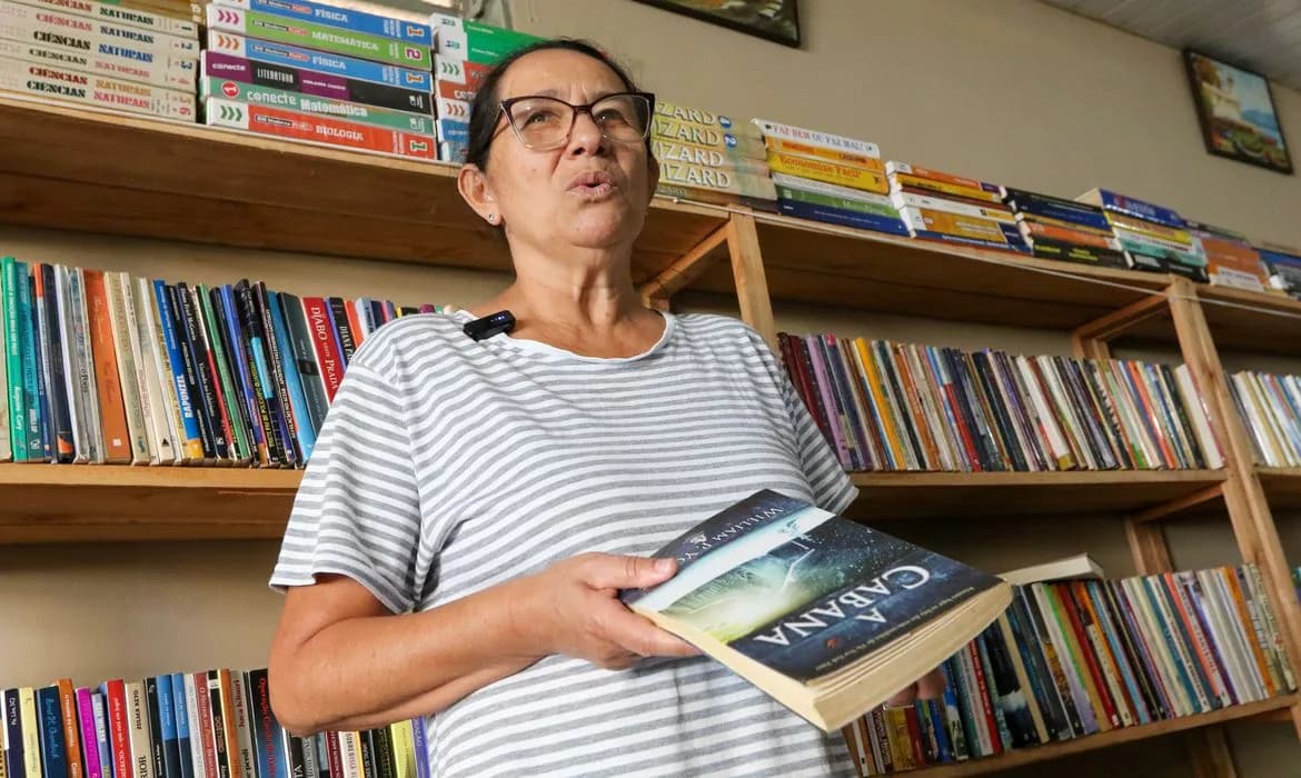 Na periferia do DF, biblioteca comunitária reúne 10 mil obras e sonhos