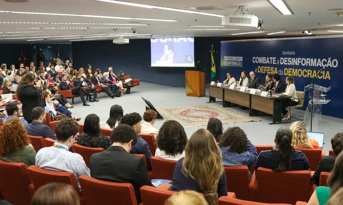 Especialistas defendem regulação de todo processo midiático