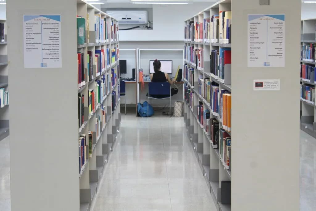 Biblioteca tem acervo de 20 mil publicações sobre ciências da saúde