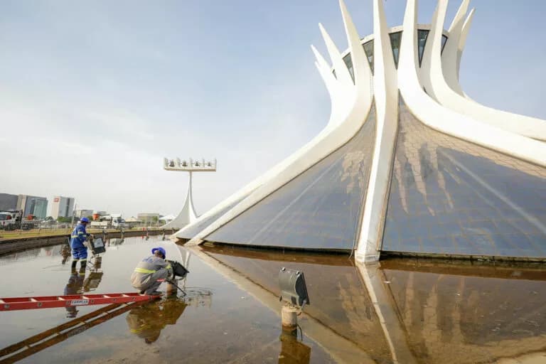 Às vésperas da festa da Padroeira do Brasil, cabos da Catedral são furtados