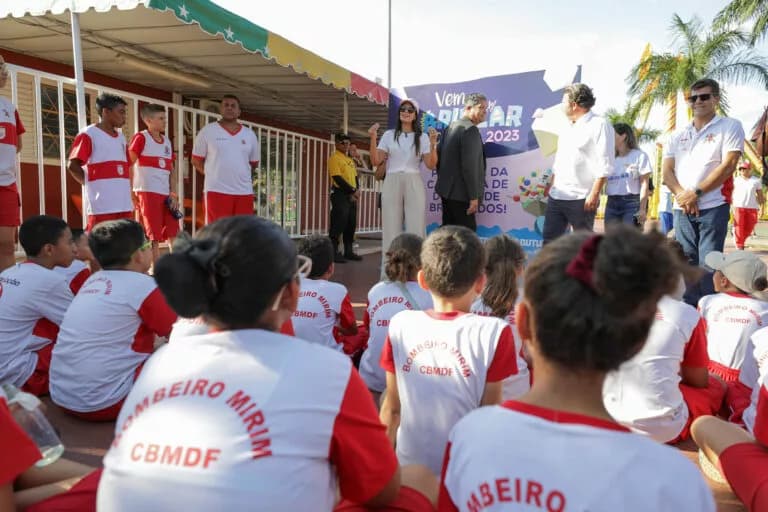 Campanha Vem Brincar Comigo leva 250 crianças para parque de diversões