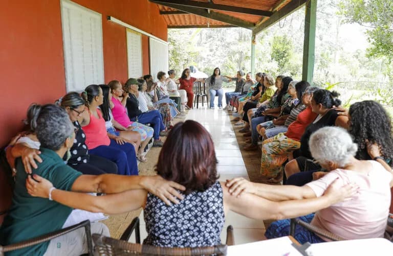 Rodas de terapia levam acolhimento para mulheres do campo