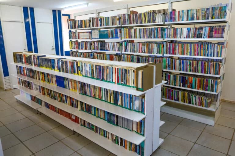 Com acervo de 5 mil livros, Biblioteca do Paranoá reabre após reforma