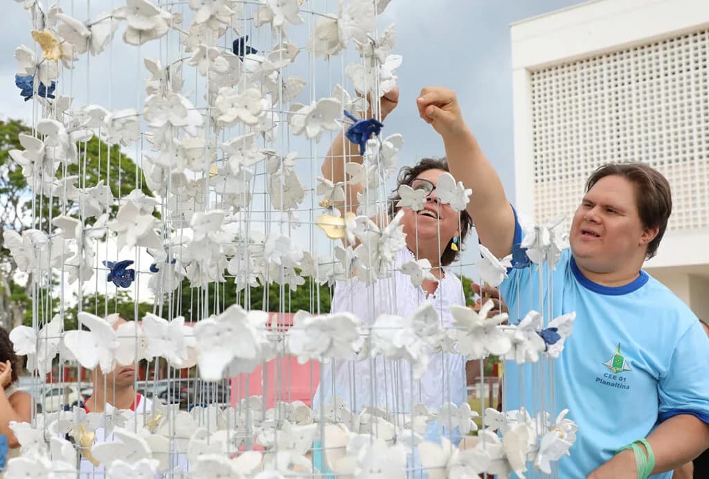 Projeto de arte inclusiva com alunos especiais lança exposição no MAB