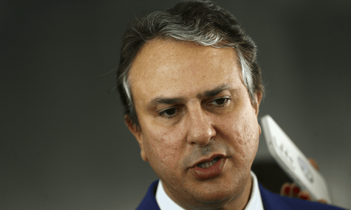 MEC descarta cancelamento do Enem após vazamento de provas