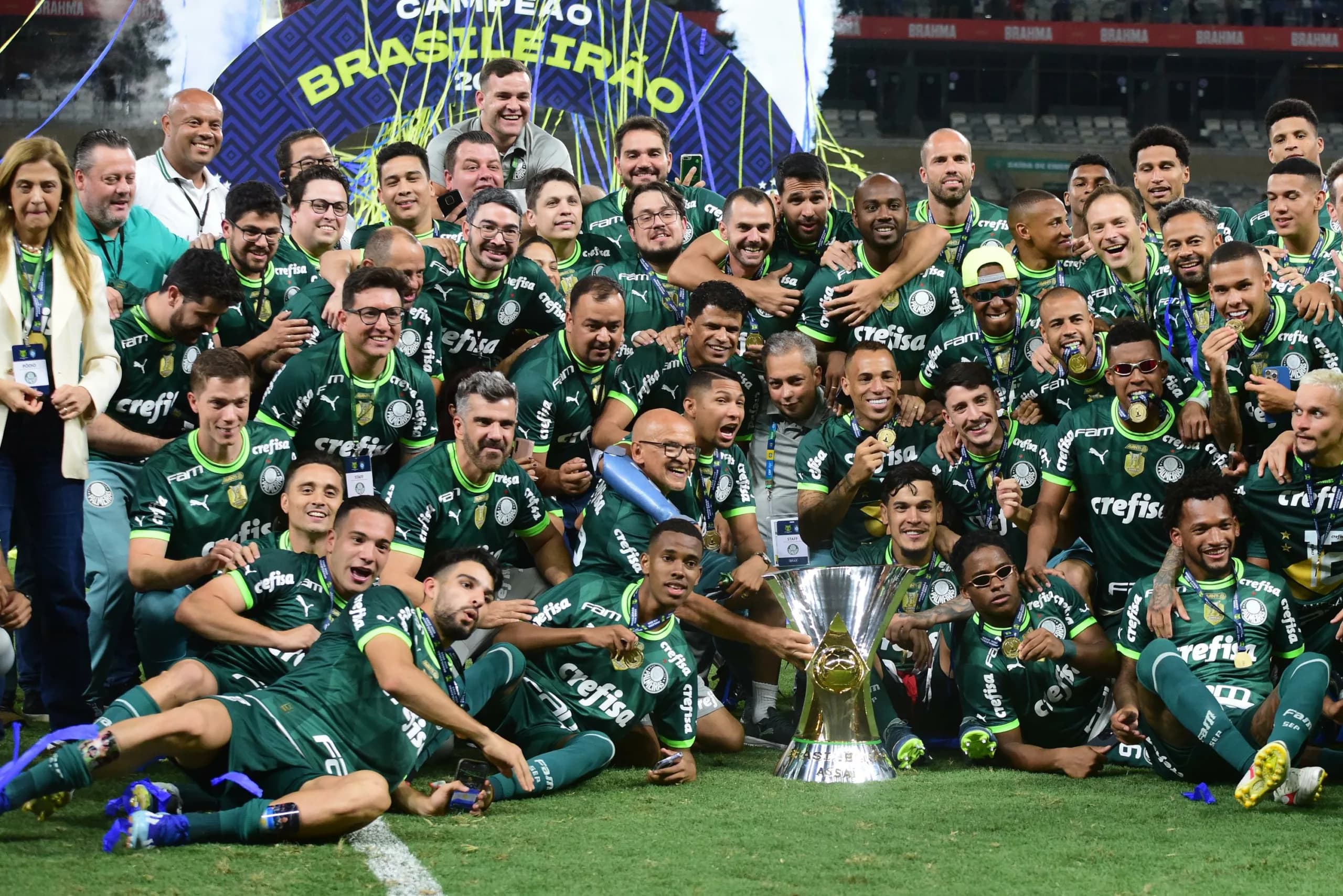 Palmeiras fatura o bi no Brasileirão e soma 12º título nacional com empate diante do Cruzeiro