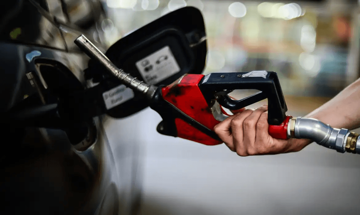 Petrobras reduz preço do diesel às distribuidoras nesta sexta