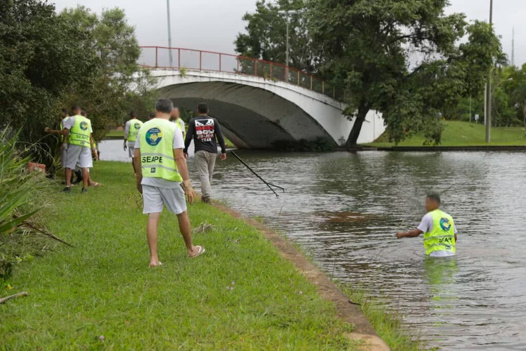 Equipes recolhem 800 kg de lixo em ação contra a dengue no Parque da Cidade