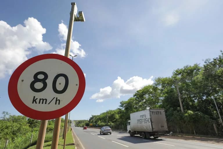 Excesso de velocidade e uso de celular lideram infrações nas rodovias do DF