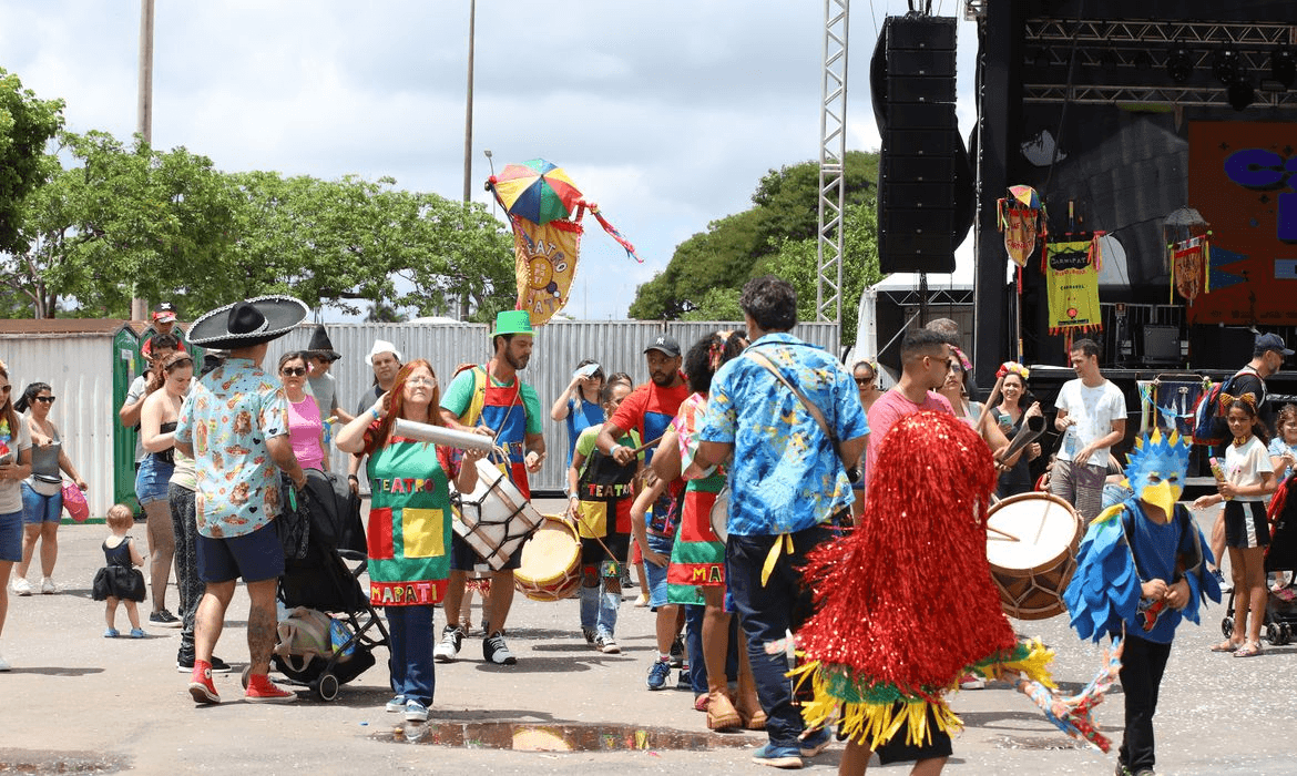 Carnaval é melhor do que celular, dizem crianças em bloquinho no DF