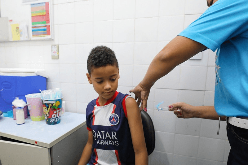 Crianças podem se vacinar contra dengue nesta segunda e na terça