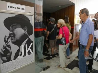 Cine Brasília é reaberto com sessão especial sobre JK