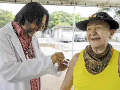 Grupo prioritário deve se vacinar contra covid-19 e influenza no DF