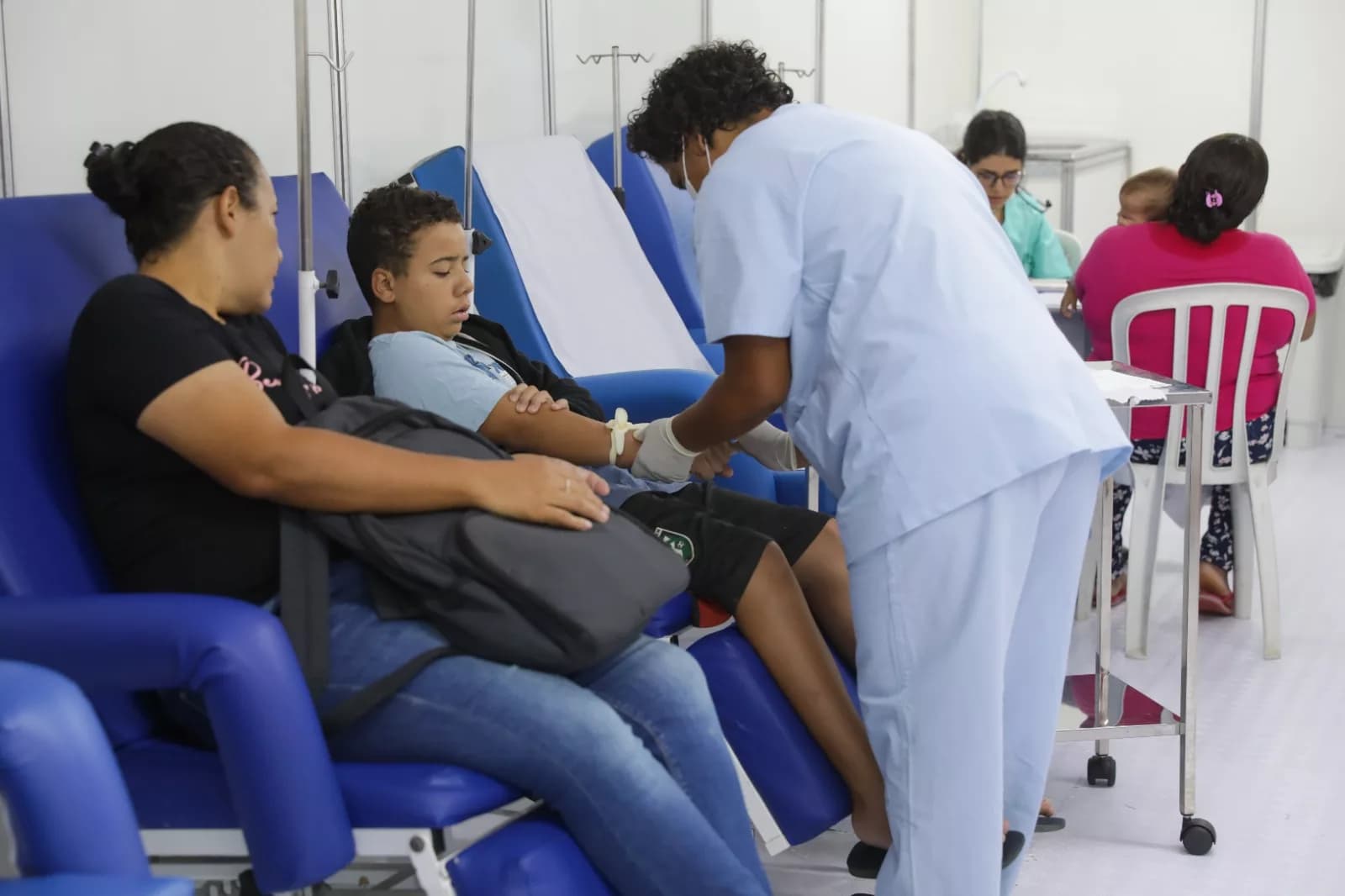 Mais de 5,8 mil pacientes com dengue são atendidos pelas novas tendas de acolhimento