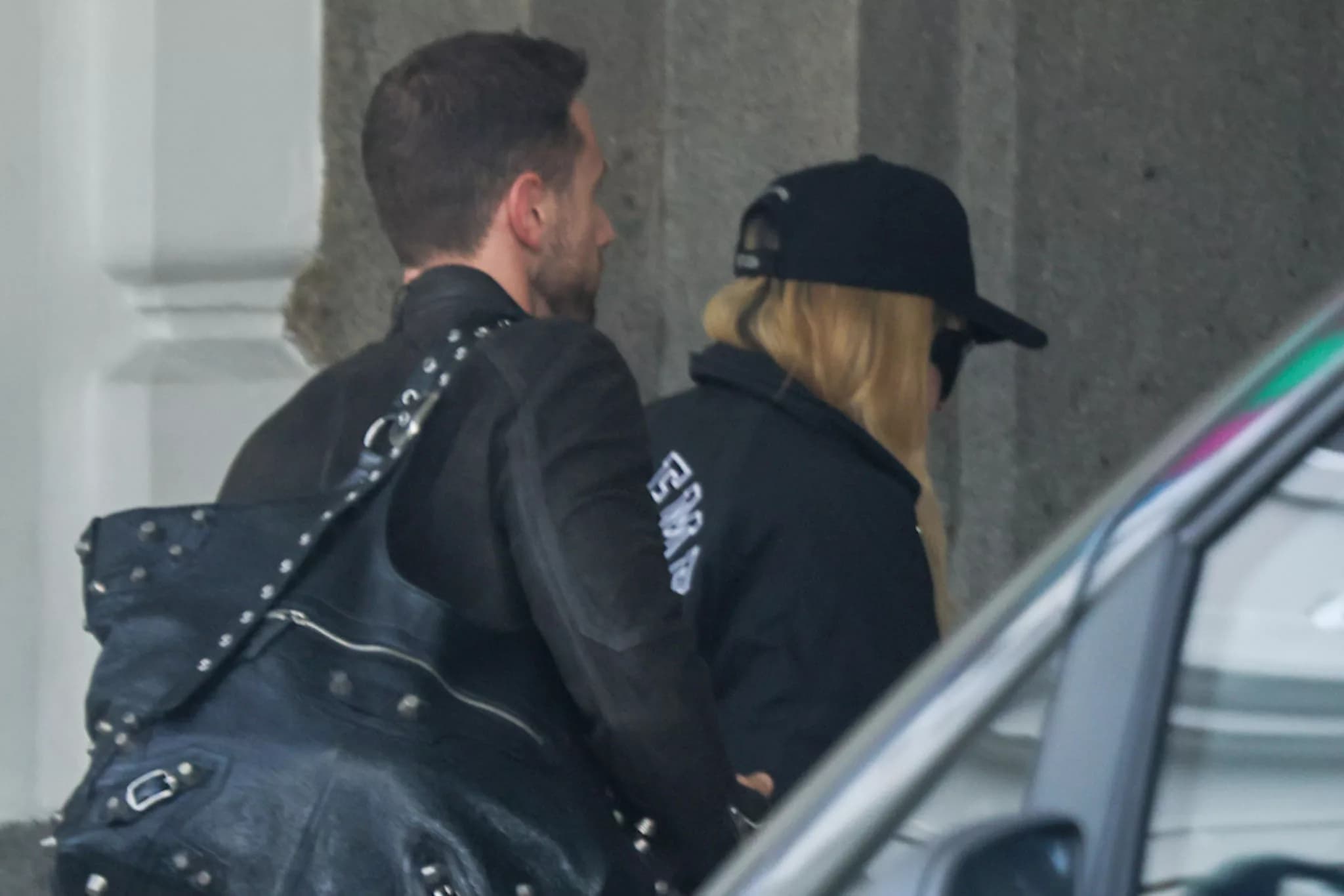 Madonna chega ao Brasil e fãs comemoram