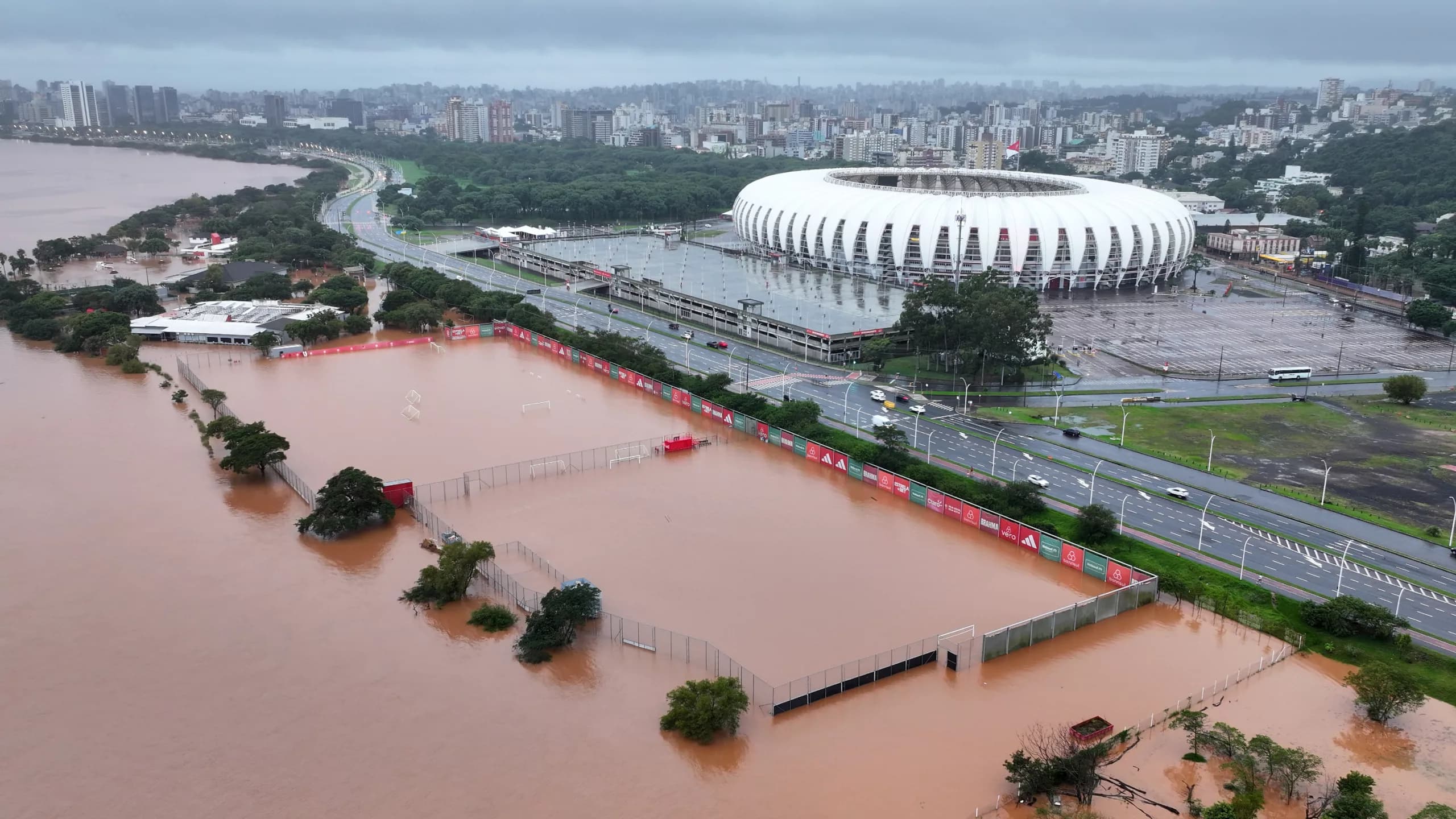Nível do Guaíba sobe e alaga o centro de Porto Alegre; rodoviária é inundada