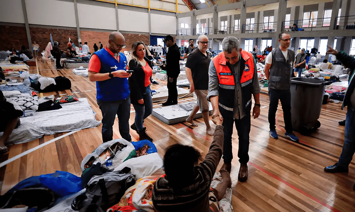 Quase 70 mil pessoas estão em abrigos gaúchos devido às fortes chuvas