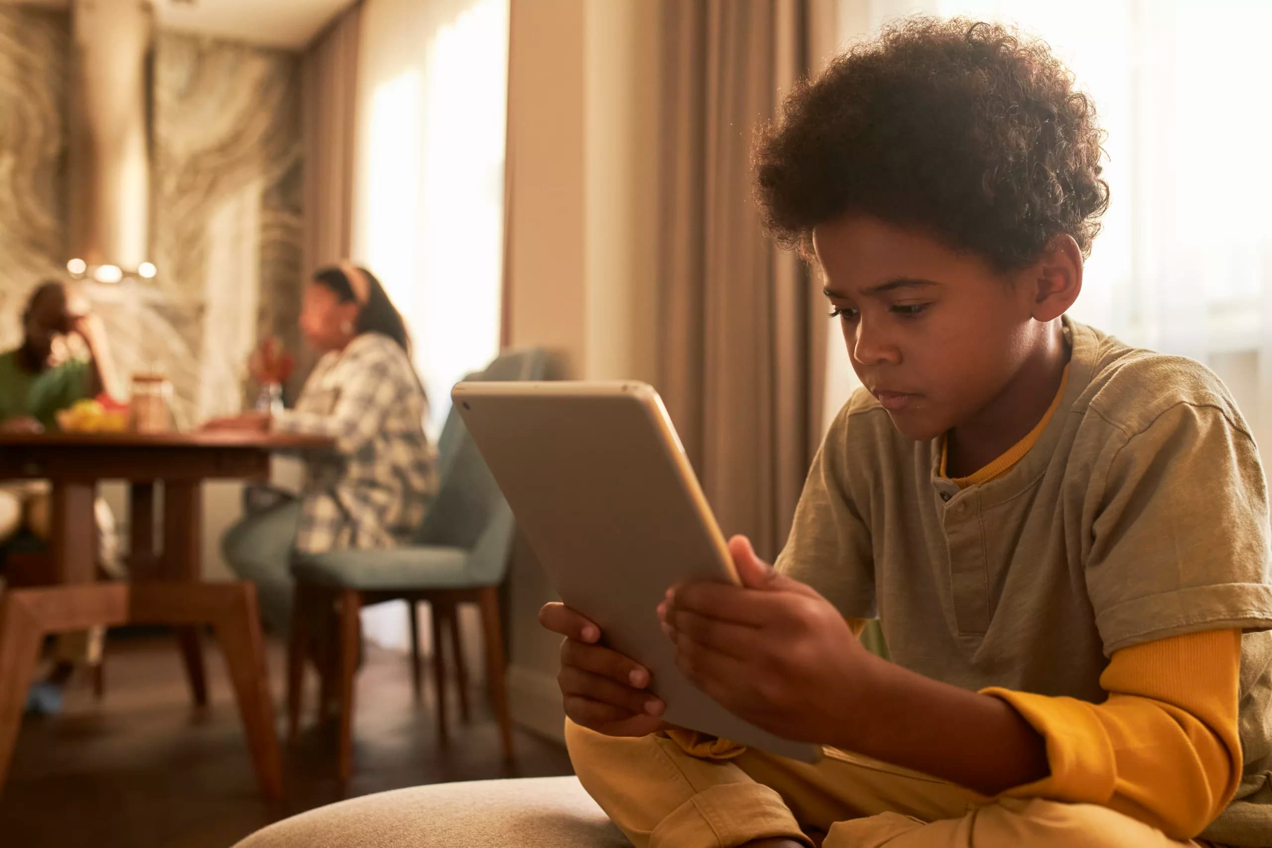 Parceria Promove Uso Seguro da Internet para Crianças e Adolescentes
