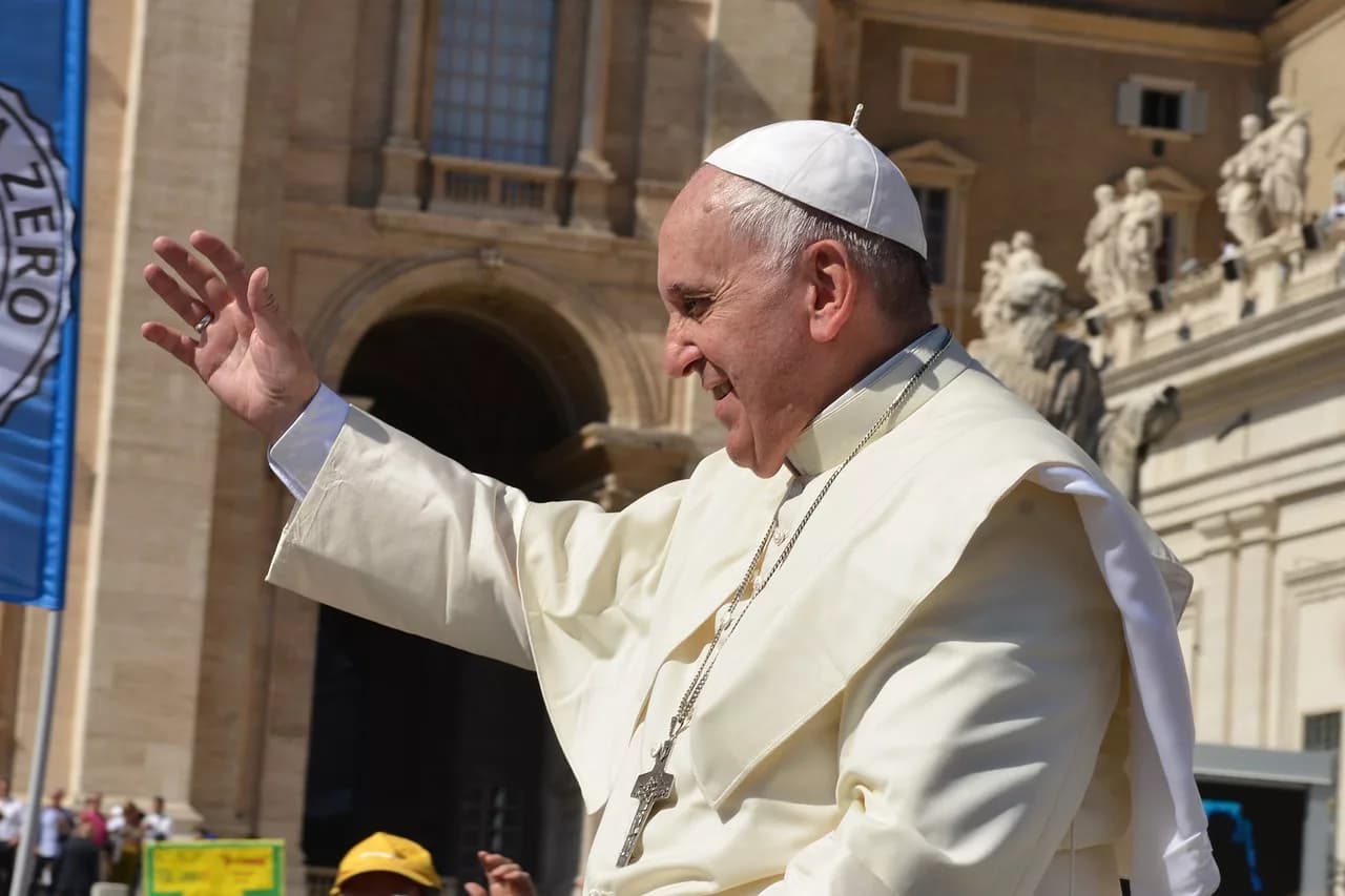 Papa Francisco segue em estado crítico, mas responde ao tratamento