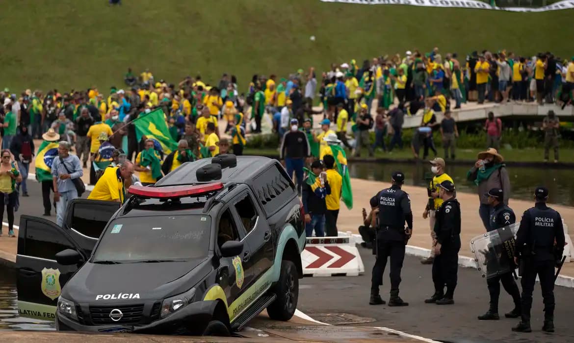Moraes determina extradição de foragidos do 8 de janeiro que estão no exterior