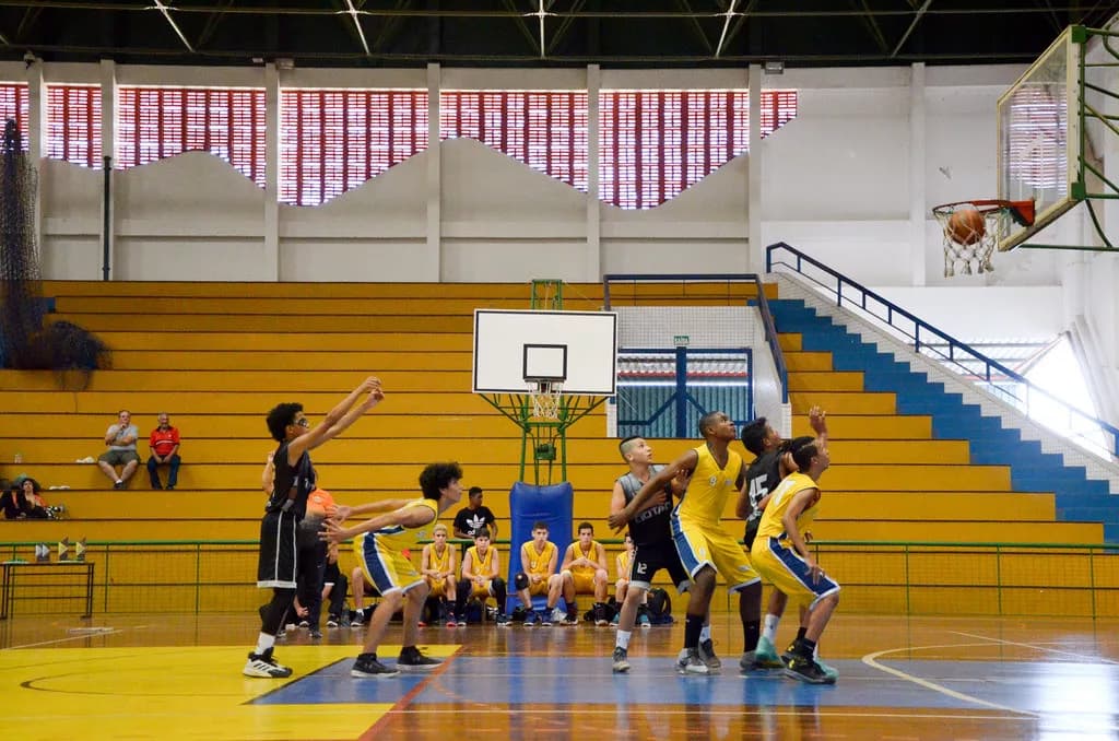 Parceria inovadora leva aulas de basquete 3×3 a estudantes da rede pública do DF