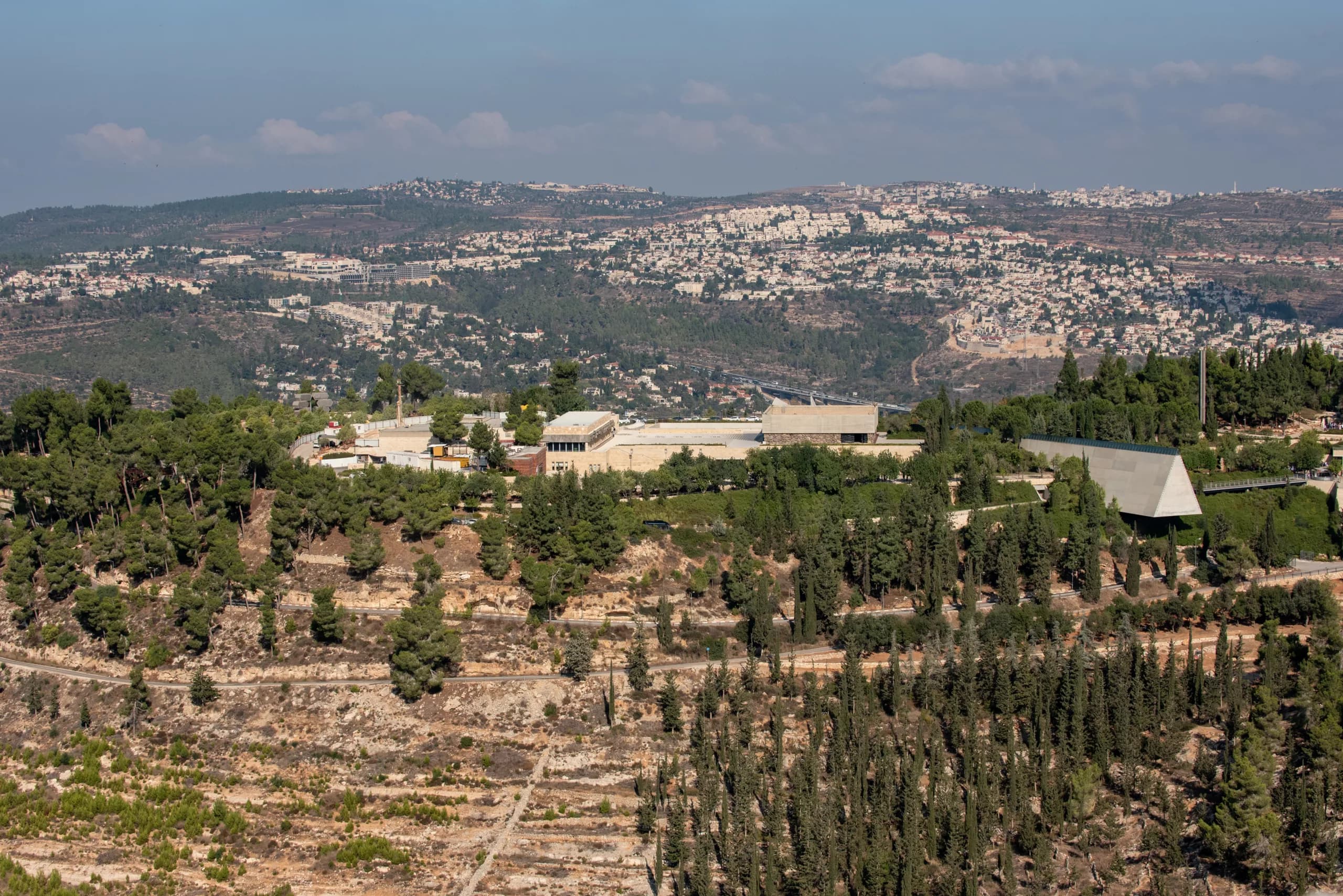 Conflito em Israel: Drone ataca residência de Netanyahu e promete continuidade da luta