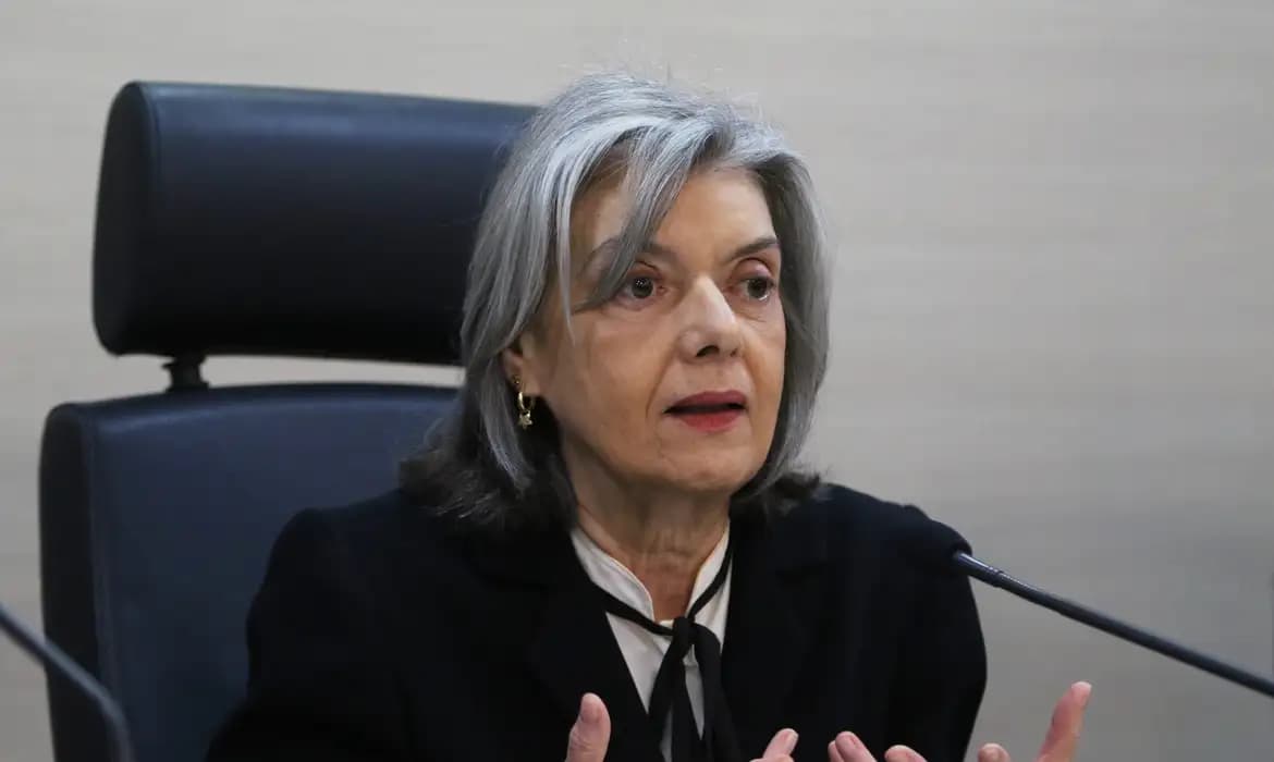 Cármen Lúcia denuncia guerra contra mulheres e cobra igualdade de gênero no Brasil