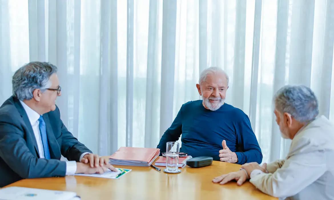 Lula está apto a retomar rotina de trabalho, afirma boletim médico