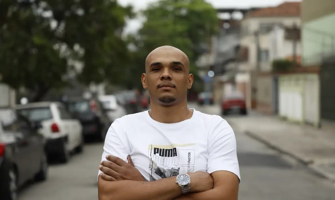 O impacto das injustiças no reconhecimento fotográfico de jovens negros no Brasil