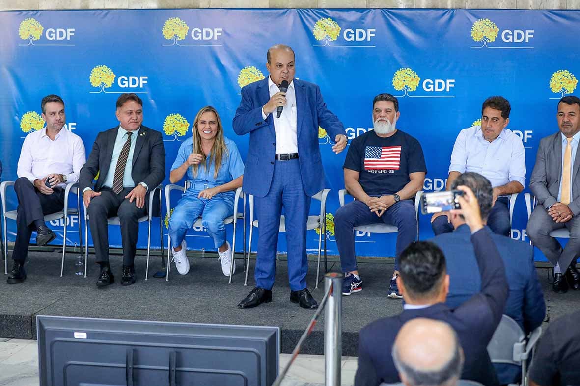 GDF celebra a entrega de mil escrituras e contratos nos programas Pró-DF e Desenvolve-DF