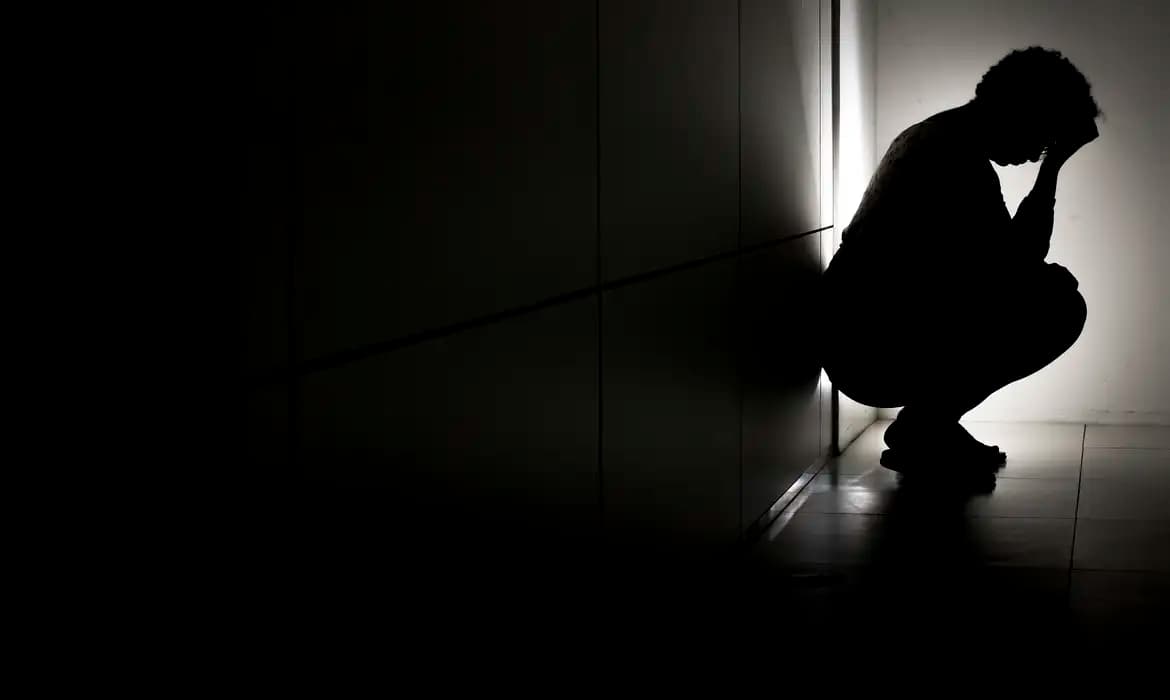 Relatório da ONU alerta sobre o impacto da pobreza na saúde mental global