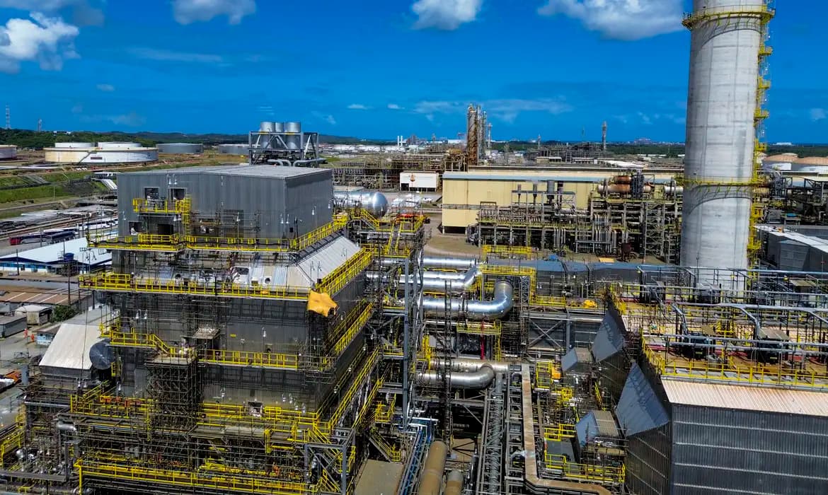 Petrobras inicia operação pioneira na refinaria Abreu e Lima para redução de emissões e geração de receita